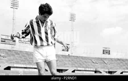 Foto Archivio storico Juventus/LaPresse Anni '60 Torino, Italia storico Il calciatore della Juventus Omar Sivori Nella foto: Omar Sivori con il pallone Sivori 2 1960-61 Juventus FC - Omar Sívori Foto Stock