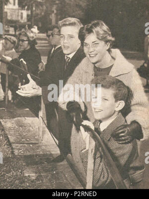 . Attrice italiana Alida Valli con i suoi figli al giardino zoologico di Roma . 2 aprile 1960. 6 sconosciuto Alida Valli, lo zoo di Roma Foto Stock