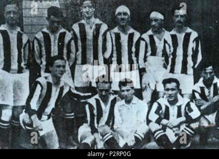 . Italiano: Una formazione della Juventus nella stagione 1919-20. Tra il 1919 e il 1920. 29 sconosciuto Foot-Ball Juventus Club 1919-20 Foto Stock