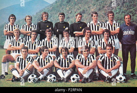 . Italiano: La rosa della Juventus nella stagione 1974-75: Da sinistra, in piedi: A. Cuccureddu, J. Altafini, G. Alessandrelli, D. Zoff, M. Ciciano, R. Bettega, L. Spinosi, C. Parola di Ivrea (allenatore); seduti: F. Morini, F. Causio, S. Longobucco, G. Furino, C. Gentile, G. Scirea; accosciati: O. Damiani, D. Maggiora, P. Anastasi (capitano), F. Viola, F. Capello. circa 1974. 45 sconosciuto Juventus Football Club 1974-75 Foto Stock