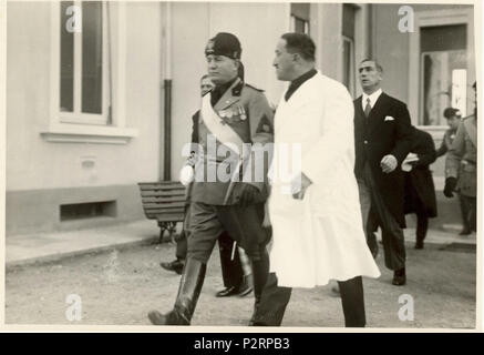 . Italiano: Il prof. Angelo Nicolato e Benito Mussolini al Policlinico San Matteo di Pavia . prima di 1936. @Chiolini 81 Scansione0054-01 Foto Stock