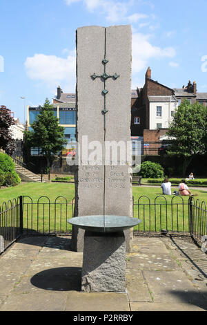 WW2 memorial presso san Luca Chiesa, comunemente noto come bombardata dalla Chiesa, a Liverpool, il Merseyside, Regno Unito Foto Stock