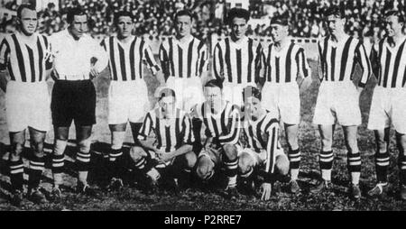 . Italiano: Una formazione della Juventus nella stagione 1930-31. Da sinistra in piedi: G. Ferrari, G. Combi, G. Vecchina, U. Caligaris, F. Munerati, O. Barale (II), F. Rier, M. Varglien (MI); accosciati: R. Orsi, V. Rosetta, R. Cesarini. Tra il 1930 e il 1931. 27 sconosciuto FBC Juventus 1930-31 Foto Stock