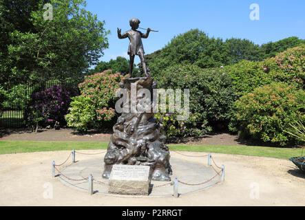 La statua di Peter Pan, un dono da George Audley, accanto a Sefton Park La Casa delle Palme, a Liverpool in Merseyside, Regno Unito Foto Stock