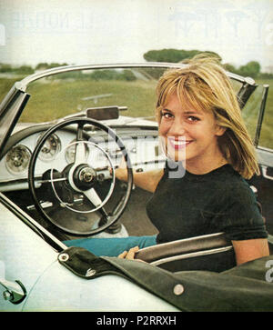 . Italo attrice e cantante Catherine Spaak nel 1962, all'interno di una Alfa Romeo Giulietta Spider. 1962 circa. Unknown 17 Catherine Spaak, 1962 Foto Stock