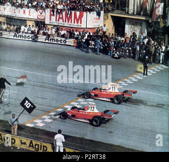 . Italiano: Monza, Autodromo Nazionale, 7 settembre 1975. I due piloti della Scuderia Ferrari, lo svizzero Clay Regazzoni (n. 11) e l'austriaco Niki Lauda (n. 12), questo ultimo poleman, scattano in testa alla partenza del XLVI Gran Premio d'Italia a bordo delle loro parque Ferrari 312T. Il 7 settembre 1975. Fotocolors CEVENINI 2 1975 Italiano gara GP inizio - Lauda e Regazzoni Foto Stock