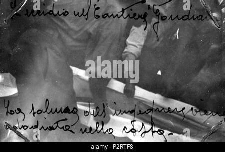 . Italiano: Mai Lahla, 13-2-1936 - XIV - L'eccidio, nel cantiere Gondrand - La salma dell'ingegnere viene adagiata nella cassa . Il 13 febbraio 1936. 1 sconosciuto 1936AfricaOrientaleEccidioCantiereGondrand12 Foto Stock