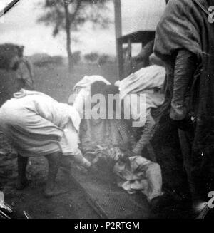 . Italiano: Mai Lahla, 13-2-1936 - XIV - L'eccidio, nel cantiere Gondrand . Il 13 febbraio 1936. 1 sconosciuto 1936AfricaOrientaleEccidioCantiereGondrand55 Foto Stock