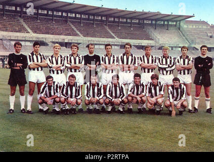 . Italiano: La rosa della Juventus all'inizio della stagione 1968-69, in posa all'interno dello stadio Comunale di Torino. Da sinistra in piedi: R. Anzolin, S. Salvadore, R. Benetti, G. Leoncini, G. Sarti, E. Castano (capitano), G. Bercellino (MI), G. Roveta, H. Haller, G. Zigoni, R. Tancredi; accosciati: L. Pasetti, G. Colausig, L. del Sol, P. Anastasi, E. Favalli, G. Sacco, G. Menichelli. circa 1968. 45 sconosciuto Juventus Football Club 1968-1969 Foto Stock