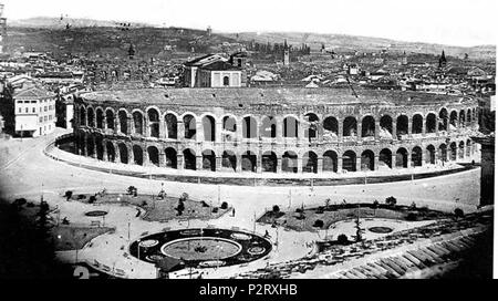 . Inglese: Arena di Verona (Italia) in una vecchia foto Italiano: Foto storica dell'Arena di Verona . sulla prima metà del XX secolo. 8 sconosciuto ArenaDiVeronaOld Foto Stock