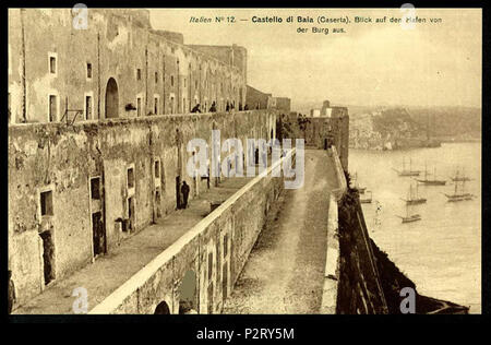 . Italiano: Baia (Bacoli), Castello Aragonese - Le camerate dei soldati. (Tedesco: "Castello di Baia (Caserta) (sic!) - Blick auf den Hafen von der Burg aus'). Cartolina. Autore sconosciuto. La cartolina fa parte di una collezione di dovuto cartoline stampate in Germania, e risale agli anni 1916-1918 quando il castello fu utilizzato venuto prigione per prigionieri austro-ungarici. Tra il 1916 e il 1918. Sconosciuto 10 Baia, Castello 3 Foto Stock