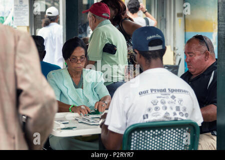 Miami, Florida, Stati Uniti d'America - 10 giugno 2018: Anziani giocando a domino il Domino park di Little Havana distretto. Foto Stock