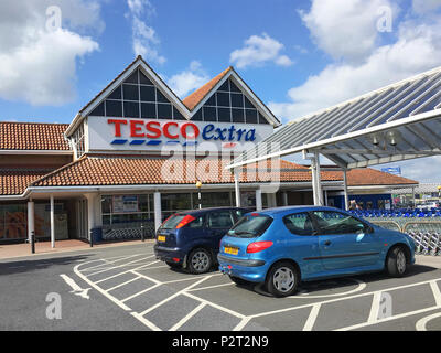 Llanelli, Regno Unito: giugno, 2018: Tesco superstore Extra. Parcheggio Disabili spazi danno facile accesso al negozio. Tesco è il Regno Unito la più grande catena di supermercati. Foto Stock