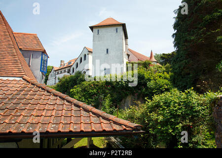 La torre campanaria e l'architettura dell'Abbazia sull isola di Caldey vicino Tenby, noto come un santo isola a causa dei monaci e il monastero. Foto Stock