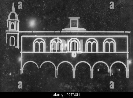 . Italiano: Il campanile del Duomo e il Palazzo Municipale di Mirandola illuminati in occasionde del Congresso Liturgico del 1937 . 1937. Unknown 19 Congresso Liturgico Mirandola 1937 Foto Stock