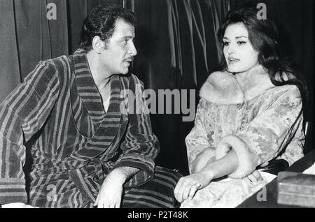 . Inglese: Italo cantante Dalida (a destra) con il cantante italiano-cantautore Domenico Modugno Français: La chanteuse franco-italienne Dalida avec le chansonnier italien Domenico Modugno Italiano: La cantante italo-francese Dalida con Domenico Modugno . Luglio 1962. Olycom 21 Dalida Domenico Modugno Olycom 1962 Foto Stock