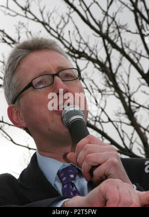 Lembit Opik, MP e celebrità, risolve un rally a sostegno dei residenti locali per i miglioramenti al flusso di traffico a metà del Galles, UK. Foto Stock