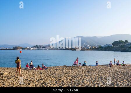 In Spagna, in Catalogna, escursionismo da Cerbere in Francia di Llança in Spagna sulla GR 92 e percorso europeo E 12, Llança, spiaggia Grifeu Foto Stock