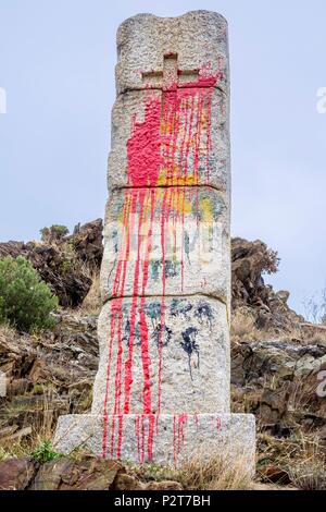 In Spagna, in Catalogna, escursionismo da Cerbere in Francia di Llança in Spagna sul sentiero costiero, coll dels Beliters (o Balistres pass) sul francese confine spagnolo, Franco monolito in memoria della vittoria di Franco, le truppe su i repubblicani Foto Stock