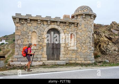 In Spagna, in Catalogna, escursionismo da Cerbere in Francia di Llança in Spagna sul sentiero costiero, coll dels Beliters (o Balistres pass) sul francese confine spagnolo, ex dogana spagnolo Foto Stock