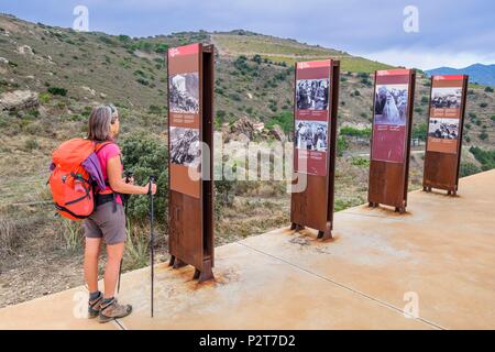 In Spagna, in Catalogna, escursionismo da Cerbere in Francia di Llança in Spagna sul sentiero costiero, coll dels Beliters (o Balistres pass) sul francese confine spagnolo, esilio Memorial im memoria di migliaia di spagnoli che hanno abbandonato il regime di Franco nel febbraio 1939 Foto Stock