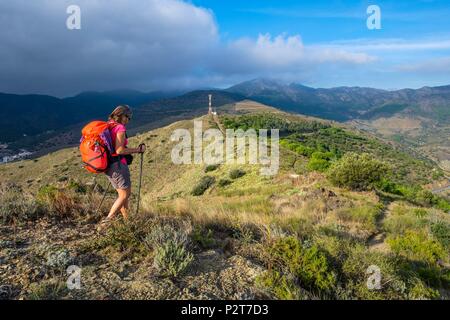 In Spagna, in Catalogna, escursionismo da Cerbere in Francia di Llança in Spagna sul sentiero costiero, Francese confine spagnolo sul Puig de Cervera vicino a Portbou Foto Stock