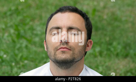 Imprenditore uomo meditando all aperto in Lotus pongono Foto Stock