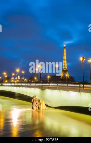 Francia, Parigi, zona elencata come patrimonio mondiale dall'UNESCO, la senna alluvione in gennaio 2018 a 5,85m, il Zouave del Ponte Alma e la Torre Eiffel (© SETE-luminarie Pierre Bideau) Foto Stock