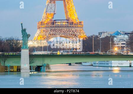 Francia, Parigi, le rive della Senna, Senna alluvione in gennaio 2018 a 5,85m, la Statua della Libertà e il ponte di Grenelle e la Torre Eiffel (© SETE-luminarie Pierre Bideau) Foto Stock