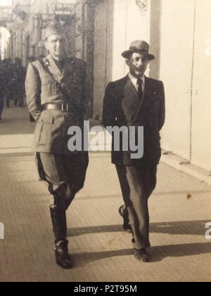 . Italiano: un soldato in uniforme in un italiano street . Il 30 maggio 2016, 22:22:04. 27 sconosciuto Fascistsoldier2 Foto Stock
