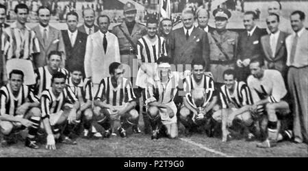 . Italiano: Torino, stadio municipale Benito Mussolini, 28 giugno 1942. La rosa della Juventus, assieme alle autorità del calcio italiano, in posa con il trofeo della Coppa Italia 1941-42 al termine della vittoriosa finale di ritorno contro l'AC Milano (4-1). Da sinistra in piedi: G. Varglien II), P. Dusio (vicepresidente), V. Rosetta (dirigente), E. de la foresta (presidente), S. Bellini, generale G. Vaccaro e in fondo a destra, L. Monti (allenatore); accosciati: R. Lushta, V. Sentimenti (III) e, alle sue spalle, P. Rava, T. Depetrini, C. Parola di Ivrea, U. Locatelli, A. Foni, L. Colaneri, G. Peruc Foto Stock