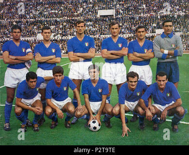 . Foto di gruppo dell'associazione nazionale italiana di calcio che batte la Polonia 6-1 a Roma presso lo Stadio Olimpico durante la qualifica europea del 1966 FIFA World Cup. Da sinistra, in piedi: Sandro Salvadore (c), Roberto Rosato, Giacinto Facchetti, Paolo Barison, Tarcisio Burgnich, William Negri; accucciato: Bruno Mora, Gianni Rivera, Giacomo Bulgarelli, Sandro Mazzola e Giovanni Lodetti. 1 novembre 1965. Unknown 43 Team Italia - Roma, 1965 Foto Stock