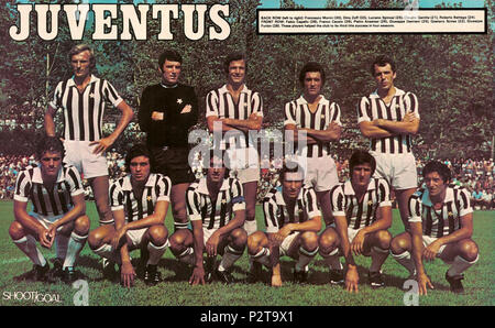 . Italiano: Una formazione della Juventus nella stagione 1974-75. Da sinistra in piedi: F. Morini, D. Zoff, L. Spinosi, C. Gentile, R. Bettega; accosciati: F. Capello, F. Causio, P. Anastasi (capitano), G. Damiani, G. Scirea, G. Furino. Tra il 1974 e il 1975. 45 sconosciuto Juventus FC 1974-75 Foto Stock