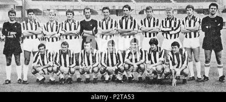 . Italiano: La rosa della Juventus all'inizio della stagione 1968-69, in posa all'interno dello stadio Comunale di Torino. Da sinistra in piedi: R. Anzolin, S. Salvadore, R. Benetti, G. Leoncini, G. Sarti, E. Castano (capitano), G. Bercellino (MI), G. Roveta, H. Haller, G. Zigoni, R. Tancredi; accosciati: L. Pasetti, G. Colausig, L. del Sol, P. Anastasi, E. Favalli, G. Sacco, G. Menichelli. circa 1968. 45 sconosciuto Juventus FC 1968-69 Foto Stock