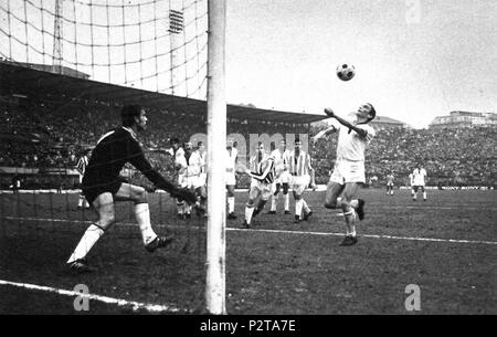 . Italiano: Torino, Stadio Comunale, 15 marzo 1970. Campionato italiano di Serie A 1969-70, 24ª giornata, Juventus - Cagliari (2-2). Sugli sviluppi di un calcio d'angolo per i cagliaritani, battuto da Greatti e deviato da Domenghini, Luigi "Gigi" Riva stoppa di petto il pallone se lo alza sopra il capo con un tocco di ginocchio e infine colpisce di testa in acrobazia, superando così il portiere juventino Roberto Anzolin e trovando la rete del momentaneo 1-1. Il 15 marzo 1970. Sergio Del Grande, Giorgio Lotti, Walter Mori / EPOCA 82 Serie A 1969-70 - Gigi Riva il punteggio per Cagliari v Juventus in T Foto Stock