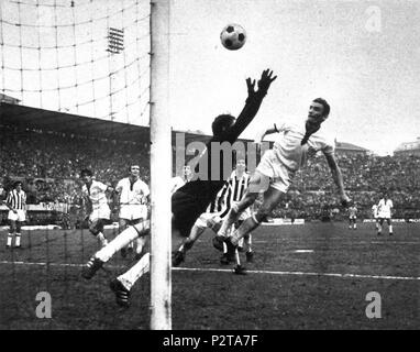 . Italiano: Torino, Stadio Comunale, 15 marzo 1970. Campionato italiano di Serie A 1969-70, 24ª giornata, Juventus - Cagliari (2-2). Sugli sviluppi di un calcio d'angolo per i cagliaritani, battuto da Greatti e deviato da Domenghini, Luigi "Gigi" Riva stoppa di petto il pallone se lo alza sopra il capo con un tocco di ginocchio e infine colpisce di testa in acrobazia, superando così il portiere juventino Roberto Anzolin e trovando la rete del momentaneo 1-1. Il 15 marzo 1970. Sergio Del Grande, Giorgio Lotti, Walter Mori / EPOCA 82 Serie A 1969-70 - Gigi Riva il punteggio per Cagliari v Juventus in T Foto Stock