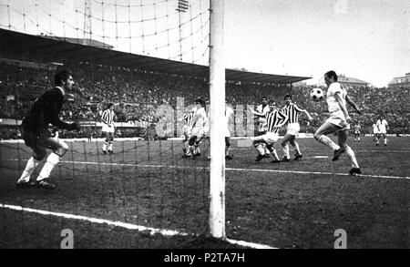 . Italiano: Torino, Stadio Comunale, 15 marzo 1970. Campionato italiano di Serie A 1969-70, 24ª giornata, Juventus - Cagliari (2-2). Sugli sviluppi di un calcio d'angolo per i cagliaritani, battuto da Greatti e deviato da Domenghini, Luigi "Gigi" Riva stoppa di petto il pallone se lo alza sopra il capo con un tocco di ginocchio e infine colpisce di testa in acrobazia, superando così il portiere juventino Roberto Anzolin e trovando la rete del momentaneo 1-1. Il 15 marzo 1970. Sergio Del Grande, Giorgio Lotti, Walter Mori / EPOCA 82 Serie A 1969-70 - Gigi Riva il punteggio per Cagliari v Juventus in T Foto Stock