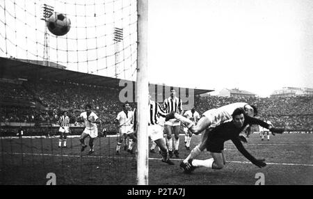 . Italiano: Torino, Stadio Comunale, 15 marzo 1970. Campionato italiano di Serie A 1969-70, 24ª giornata, Juventus - Cagliari (2-2). Sugli sviluppi di un calcio d'angolo per i cagliaritani, battuto da Greatti e deviato da Domenghini, Luigi "Gigi" Riva stoppa di petto il pallone se lo alza sopra il capo con un tocco di ginocchio e infine colpisce di testa in acrobazia, superando così il portiere juventino Roberto Anzolin e trovando la rete del momentaneo 1-1. Il 15 marzo 1970. Sergio Del Grande, Giorgio Lotti, Walter Mori / EPOCA 82 Serie A 1969-70 - Gigi Riva il punteggio per Cagliari v Juventus in T Foto Stock