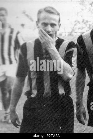 . Italiano: Milano, Stadio di San Siro, 13 settembre 1959. L'attaccante nerazzurro Mauro Bicicli esce dal campo all'intervallo l della finale di Coppa Italia 1958-59 tra Inter e Juventus (1-4). 13 settembre 1959. Foto di sconosciuto ritagliata da Danyele 20 Coppa Italia 1958-59 - Inter Milan v Juventus FC - Mauro Bicicli Foto Stock