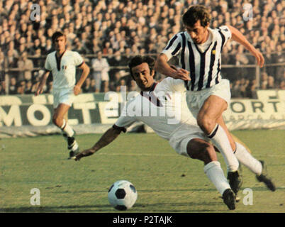 . Italiano: Torino, Stadio Comunale, 15 novembre 1970. L'attaccante bianconero Adriano Novellini (a destra) contrastato da onu rossoblù avversario nel corso della sfida tra Juventus e Cagliari (2-1) valevole per la 6ª giornata del campionato italiano di Serie A 1970-71. Il 15 novembre 1970. Sconosciuto 1970-71 2 Serie A - Juventus v Cagliari - Adriano Novellini Foto Stock