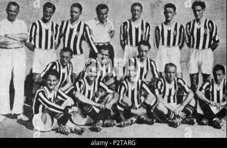 . Italiano: La rosa e lo staff tecnico della Juventus nella stagione 1932-33. Da sinistra in alto: C. Carcano (allenatore), R. Cesarini, V. Rosetta (capitano), G. Combi, U. Caligaris, M. Ferrero, F. Munerati; al centro: M. Varglien (MI), L. Monti, L. Bertolini; in basso: P. Sernagiotto 'Ministrinho', G. Varglien II), F. Borel II), G. Ferrari, R. Orsi. Tra il 1932 e il 1933. 27 sconosciuto FBC Juventus 1932-33 Foto Stock