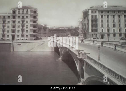 . Inglese: la vittoria del ponte a Verona (Italia) in una fotografia di circa la metà del XX secolo italiano: Ponte della Vittoria a Verona in una foto di circa la metà del XX secolo. Si notino gli edifici ancora mancanti sullo sfondo . circa la metà del XX secolo. 72 sconosciuto PonteVittoriaVeronaOld Foto Stock