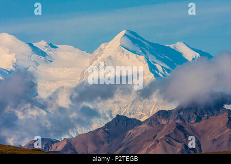 Mt McKinley (chiamato Denali dai nativi americani e la maggior parte dell'Alaska) nel Parco Nazionale di Denali in Alaska è la montagna più alto in America del Nord a 20,320 Foto Stock