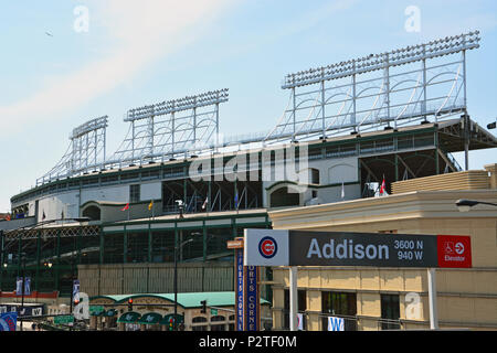 Le luci e il pianale superiore di Wrigley Field sono visibili dall'Addison L stazione a mezzo isolato di distanza dalla ballpark. Foto Stock