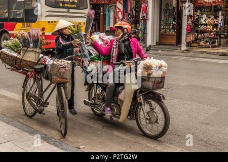 I fornitori un piede,motorcyce e ciclo in Hanoi Vietnam Foto Stock