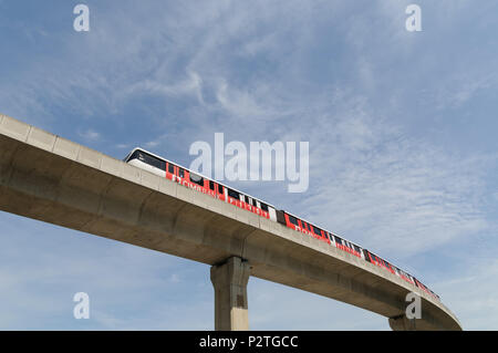 Un treno di LRT tirando in Lembah stazione di Subang a Kuala Lumpur in Malesia Foto Stock