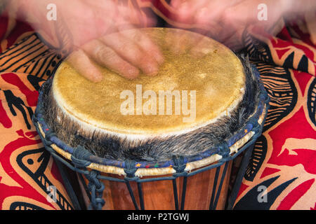 Catturare il movimento di qualcuno drumming su un tamburo etnica Foto Stock