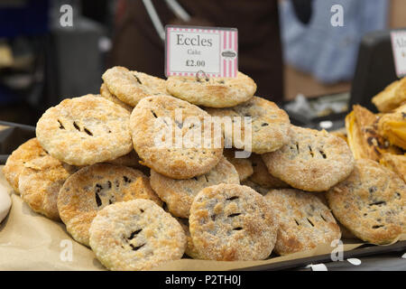 Eccles torte per la vendita su un mercato in stallo Foto Stock