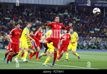 Kiev, Ucraina - 12 ottobre 2015: Ucraino (in giallo) e calciatore spagnolo i giocatori combattono per la palla durante il loro UEFA EURO 2016 partita di qualificazione Foto Stock