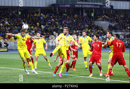 Kiev, Ucraina - 12 ottobre 2015: Ucraino (in giallo) e calciatore spagnolo i giocatori combattono per la palla durante il loro UEFA EURO 2016 partita di qualificazione Foto Stock